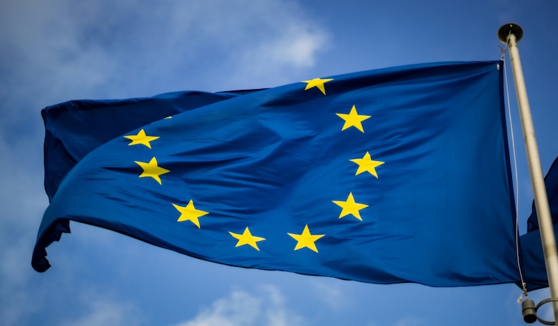 Euroopan unionin lippu liehuu tuulessa